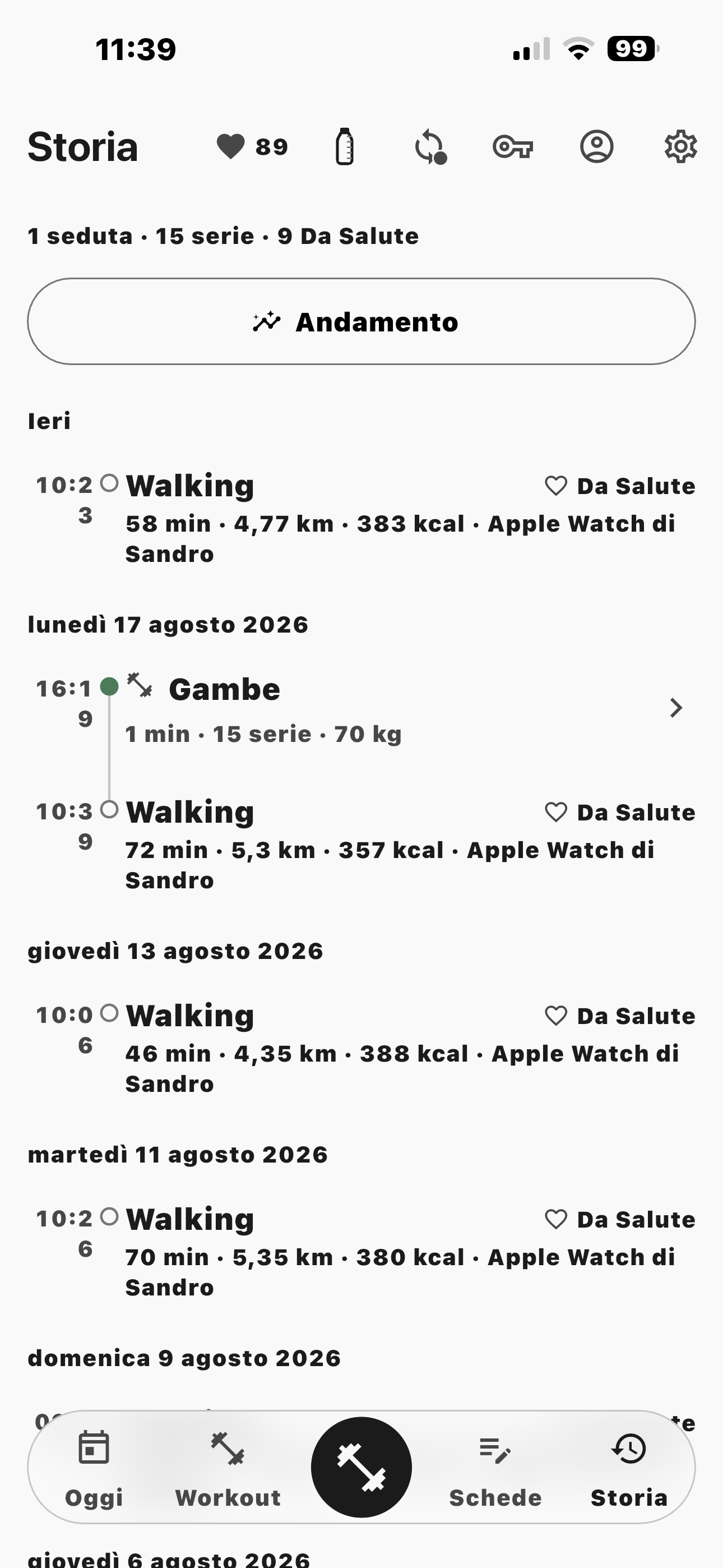 La schermata Storia con dentro sedute vere: una seduta e quindici serie in cima, il tasto Andamento, e sotto i giorni — «Gambe», 15 serie a 70 kg, e le camminate registrate dall'Apple Watch con durata, chilometri e calorie, ognuna marcata «Da Salute».