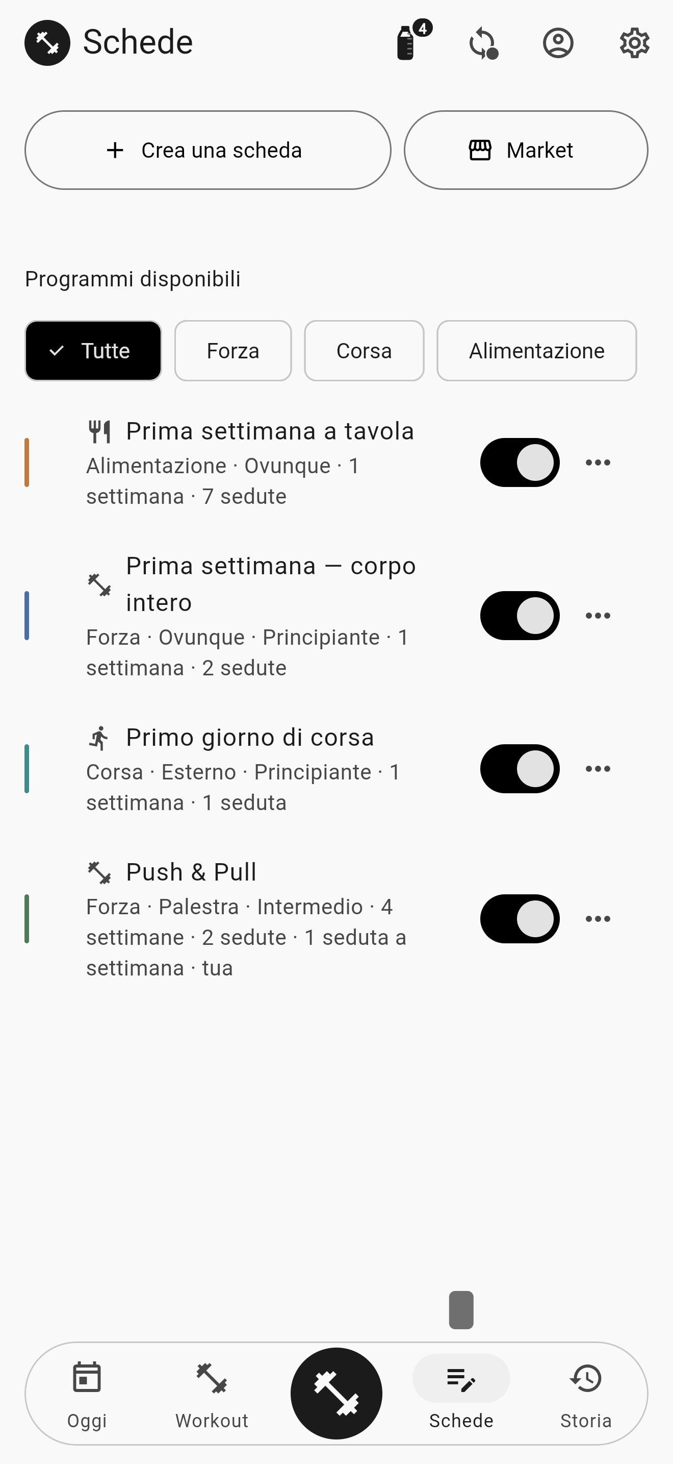 La schermata Schede: i tasti «Crea una scheda» e «Market» in cima, i filtri per tipo, e quattro programmi accesi — alimentazione, forza, corsa e una Push & Pull marcata «tua» — ognuno col suo interruttore.