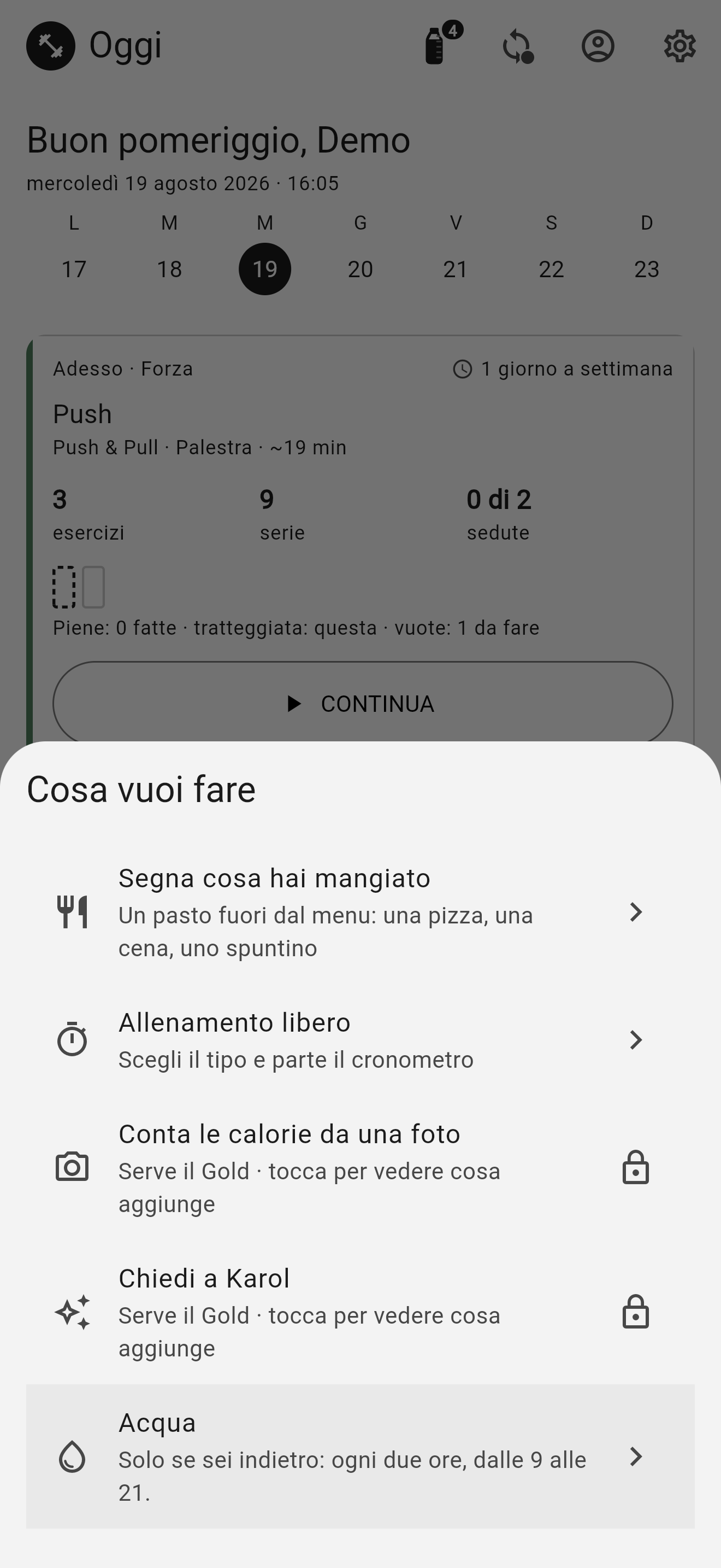 Il foglio «Cosa vuoi fare» aperto sopra la giornata: segna cosa hai mangiato, allenamento libero, conta le calorie da una foto e chiedi a Karol — le ultime due con un lucchetto e la riga «Serve il Gold» — e in fondo l'acqua.