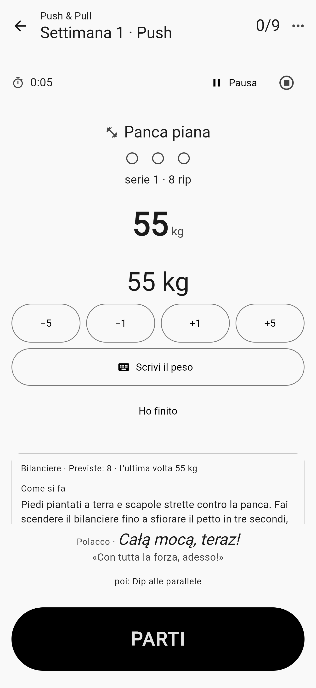La prima serie prima di partire: «Panca piana», serie 1 di 3 da 8 ripetizioni, 55 kg con i tasti −5, −1, +1 e +5 per correggerli, il riquadro «Come si fa» con la spiegazione, e il tasto PARTI largo quanto lo schermo in fondo.