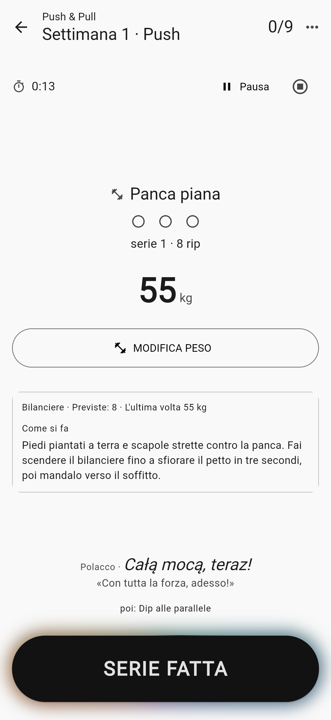 La stessa serie mentre scorre: il cronometro a 0:13, il peso fermo su 55 kg con MODIFICA PESO sotto, «poi: Dip alle parallele», e in fondo lo stesso tasto che adesso dice SERIE FATTA.