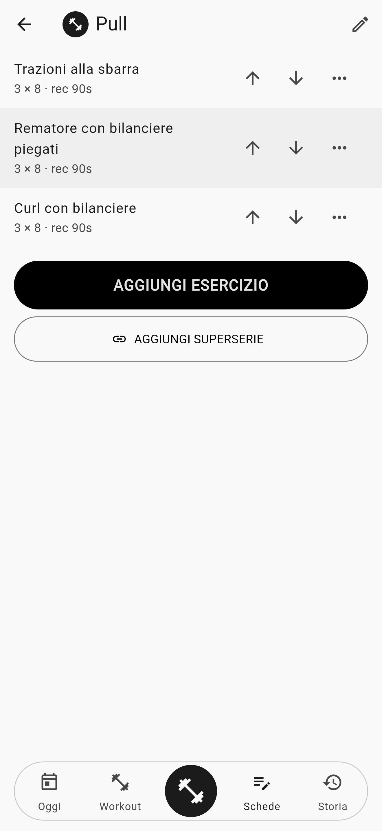 L'editor di una seduta di forza chiamata «Pull»: tre esercizi in fila — trazioni alla sbarra, rematore con bilanciere piegati e curl con bilanciere —, ognuno con «3 × 8 · rec 90s» sotto il nome e le frecce per spostarlo su e giù, e in fondo i tasti AGGIUNGI ESERCIZIO e AGGIUNGI SUPERSERIE.